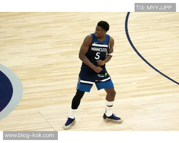 爱德华兹首节状态低迷5投0中仅得5分4篮板3助攻表现令人失望